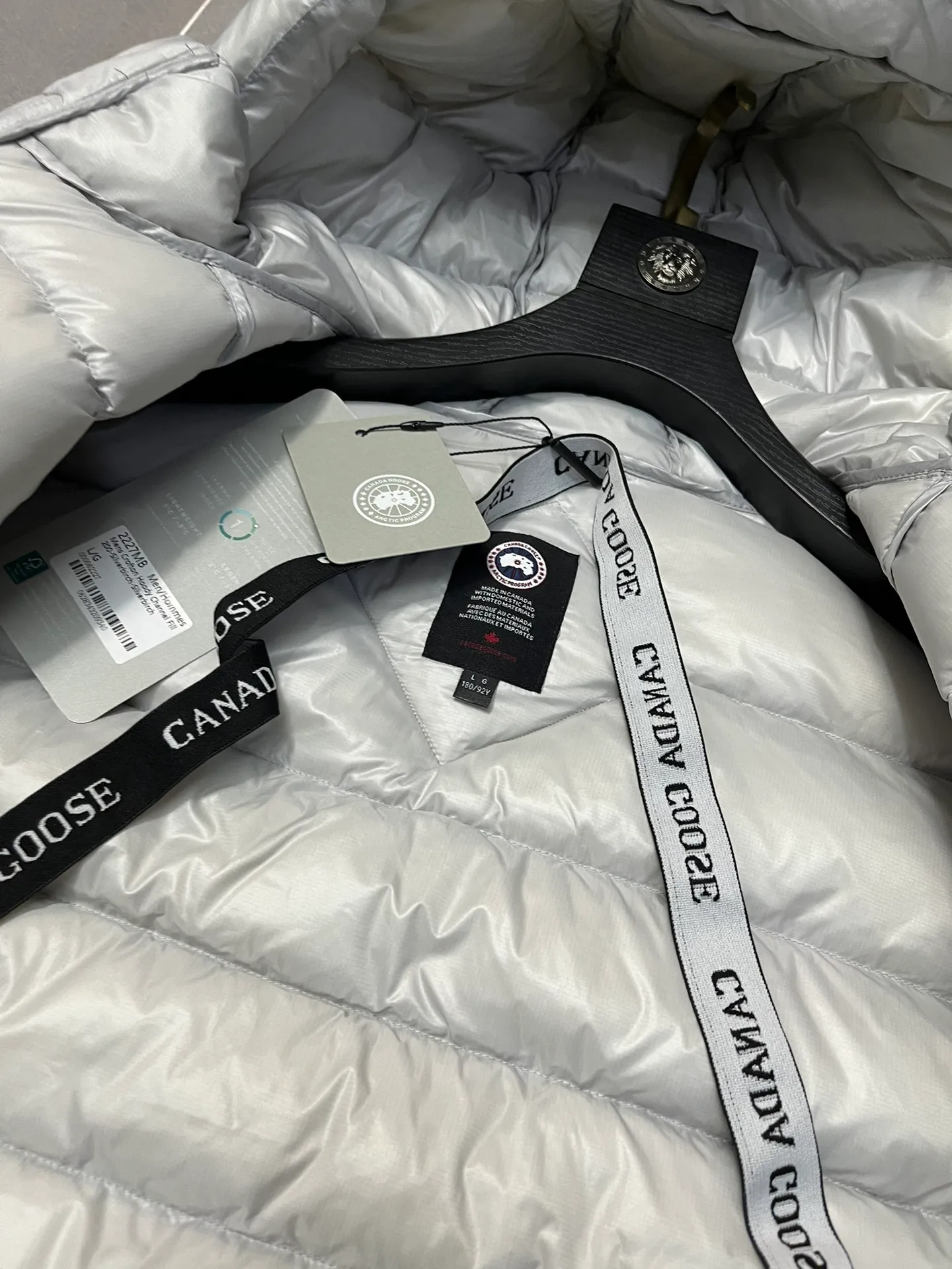P860 Top 🔥purchase version 𝘾𝘼𝙉𝘼𝘿𝘼 𝙂𝙊𝙊𝙎𝙀/Canada Goose 2227 thin and light model. It’s super lightweight and doesn’t feel any weight on your upper body at all! Show more temperament‼  Canada Goose, a Canadian brand, has always been recognized as the warmest down jacket. Various Instagram celebrities, Internet celebrities, and celebrities often wear it for street photos. I make Canada Goose every year, but I still can’t get rid of my love for the goose. No matter how cold the winter is, there is no need to be afraid. Canada Goose is the legendary warmest down jacket and is known as a must-have for Arctic outdoor sports! The most popular down jacket in the world, celebrities are rushing to buy it, it is a must-have! Size: S-2XL Color: silver gray (red label) silver gray (black label), black (red label), black (black label), dark blue
